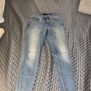 Lucky brand light wash straight/skinny leg